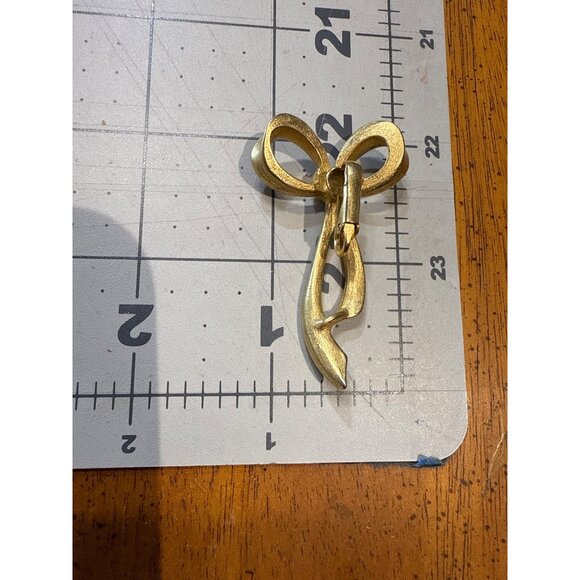 Vintage P.E.R. Gold-Tone Bow Clip-On Earrings Elegant Ribbon Design Womens Jewel - Picture 4 of 7